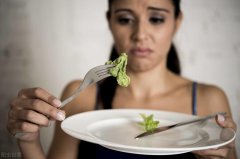 减肥期间晚上饿怎么办(减肥时期晚上饿了怎么办)