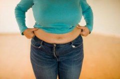在肚脐上怎么减肥(肚脐上胖怎么减)