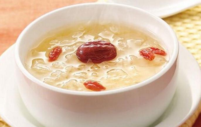 红枣银耳汤是个不错的选择，关键还能减肥哪