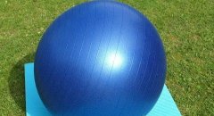 减肥球怎么玩(用球减肥的动作)