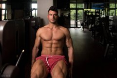 男生大腿肌肉粗怎么减(男生大腿特别粗怎么减)
