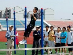 做引体向上怎么让背阔肌用力(引体向上怎么锻炼背阔肌)