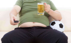 怎么瘦啤酒肚男图片(男人瘦啤酒肚)