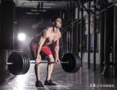 杠铃练背阔肌怎么练(杠铃练背阔肌怎么练的)