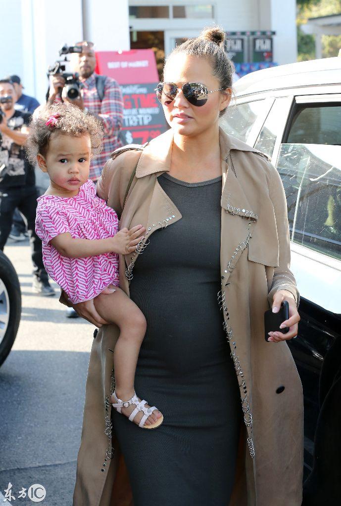 33岁模特孕妈，大肚手抱娃，这样穿衣，强大又优雅