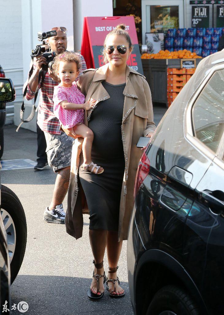 33岁模特孕妈，大肚手抱娃，这样穿衣，强大又优雅