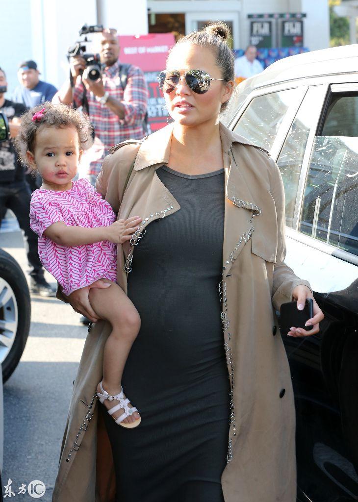 33岁模特孕妈，大肚手抱娃，这样穿衣，强大又优雅