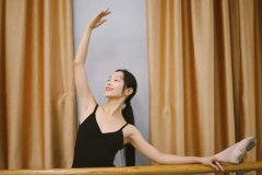 女生背部宽并且厚怎么减肥(女生背部宽并且厚怎么减肥好)