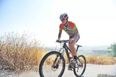 单脚深蹲的方法(单腿深蹲动作要领)