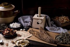 晚上喝太多水会怎么样(晚上喝很多水会怎么样)