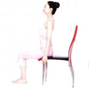 坐凳子上怎么练腹肌(坐在凳子上锻炼腹肌)